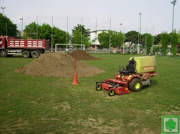 sistemazione campo da calcio con sabbia silicea e terra